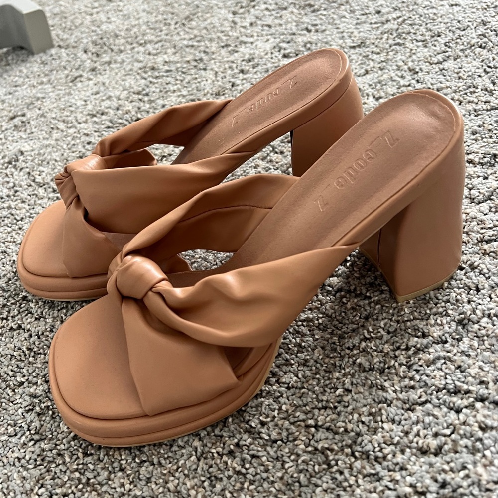 Knotted heeled sandals